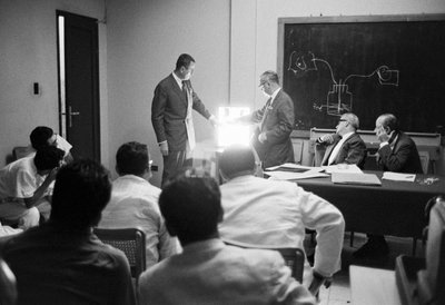 Aula para médicos y funcionarios sanitarios en el buque hospital SS Hope de Ted Spiegel