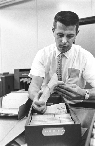 Operador informático Don Murray trabajando con el primer ordenador digital IBM... de Ted Spiegel