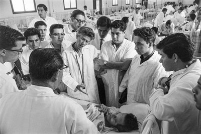 Médico en el buque hospital SS Hope de Ted Spiegel