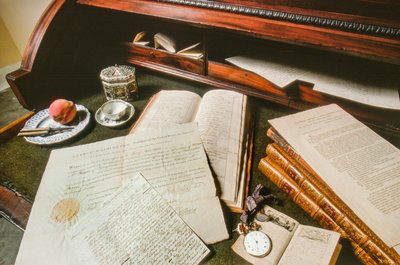Documentos, un reloj y otros efectos de George Washington se exhiben en un escritorio... de Ted Spiegel
