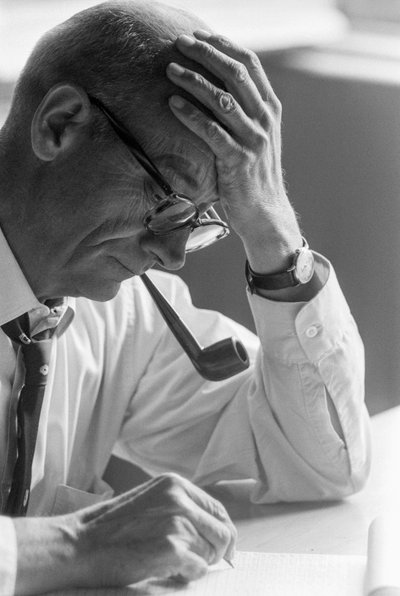 El Dr. Benjamín Viel, médico chileno, estudia un documento y fuma en pipa. de Ted Spiegel