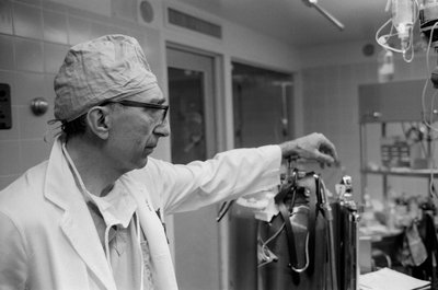 Dr. Michael DeBakey, cirujano cadiovascular, en el Texas Medical Center. de Ted Spiegel