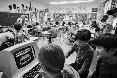 Programas educativos financiados por la Oficina de Evaluación Tecnológica, agencia federal... de Ted Spiegel