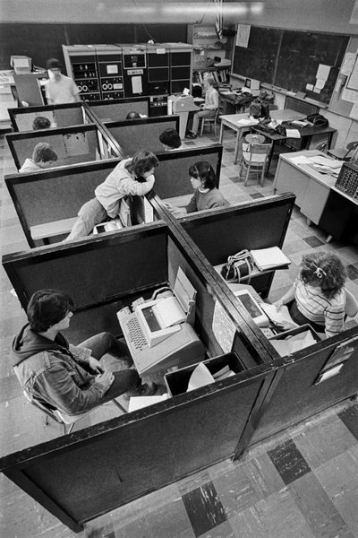 Programas educativos financiados por la Oficina de Evaluación Tecnológica, agencia federal... de Ted Spiegel