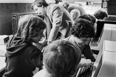 Programas educativos financiados por la Oficina de Evaluación Tecnológica, agencia federal... de Ted Spiegel