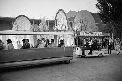 Carritos eléctricos transportan a los visitantes de la Feria Mundial de Seattle de Ted Spiegel