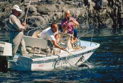 Un pescador captura un salmón en la ensenada de Bute. de Ted Spiegel