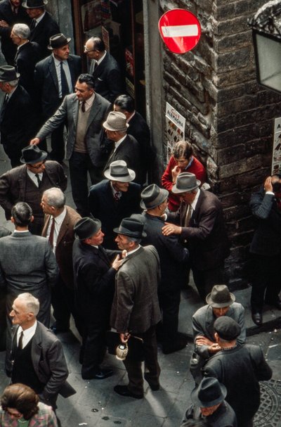 Mercado de productos agrícolas de los viernes con agricultores y otros hombres con sombrero. de Ted Spiegel