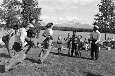 Juegos durante un picnic junto al río Matanuska en Palmer, Alaska de Ted Spiegel