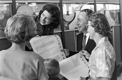 Con impresiones de un ordenador UNIVAC en la mano, la familia Vic Pakka de Denver visita... de Ted Spiegel
