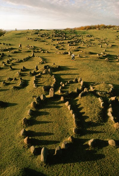 Los marcadores de piedra en forma de casco colocados por los vikingos salpican un antiguo cementerio en Dinamarca. de Ted Spiegel