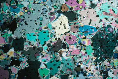 Los cristales de hielo de un núcleo reflejan los colores en diferentes ángulos de Ted Spiegel