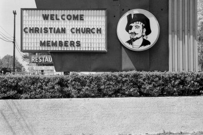 Irónico cartel de bienvenida a los cristianos con cara de pirata, Virginia de Ted Spiegel