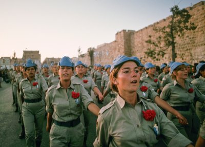 Soldados israelíes desfilan ante las murallas de la Ciudad Vieja de Jerusalén en... de Ted Spiegel