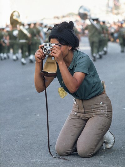 Una mujer israelí toma una fotografía del desfile militar de Pascua en Jerusalén. de Ted Spiegel