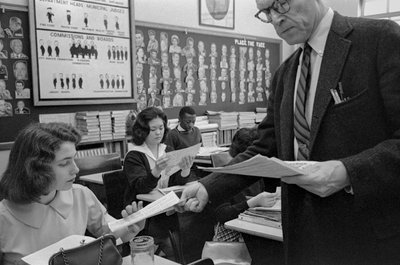 James A. Garfield High School, una escuela pública urbana de Seattle, Washington, en 1960 (foto) de Ted Spiegel