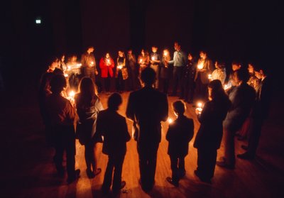 La juventud judía rinde culto en el Círculo de la Amistad de Ted Spiegel