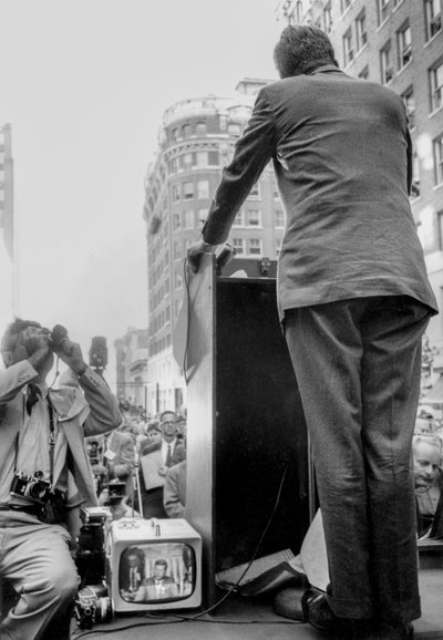 John F Kennedy dando un discurso de campaña en Seattle, WA de Ted Spiegel