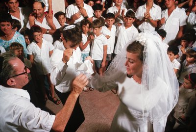 Kibutzniks bailando alrededor de los novios de Ted Spiegel