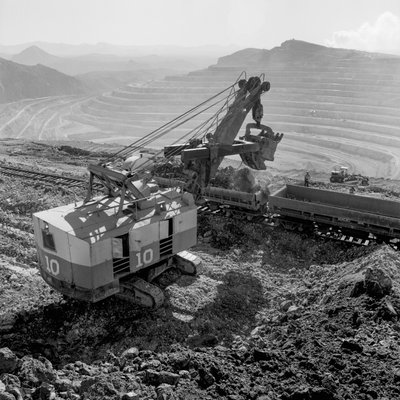 Carga de mineral de cobre en la mina Morenci para la fundición Phelps Dodge de Douglas Arizona,... de Ted Spiegel