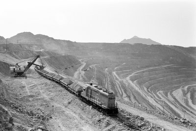 Carga de mineral de cobre en la mina Morenci para la fundición Phelps Dodge de Douglas Arizona,... de Ted Spiegel