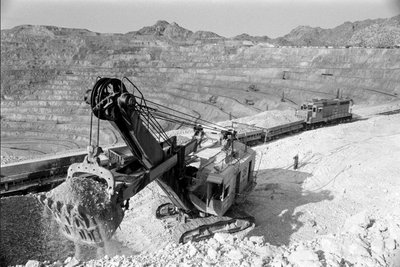 Carga de mineral de cobre en la mina Morenci para la fundición Phelps Dodge de Douglas Arizona,... de Ted Spiegel