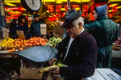 Hombre pelando una mazorca de maíz en el mercado, Filadelfia de Ted Spiegel