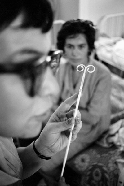 El personal médico describe la inserción del DIU a las mujeres chilenas para el control de la natalidad. de Ted Spiegel