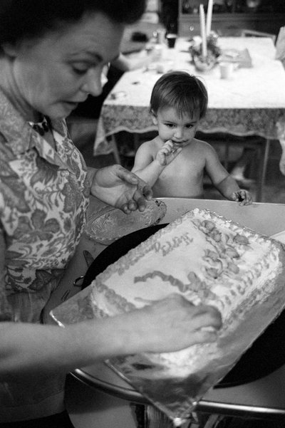 Mildred Cooper, camionera, decora una tarta de cumpleaños para uno de sus nietos. de Ted Spiegel