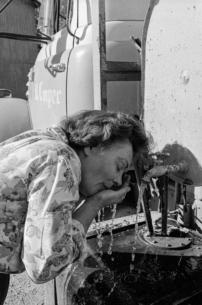 Mildred Cooper, camionera, se lava la cara del polvo de la carretera de Ted Spiegel