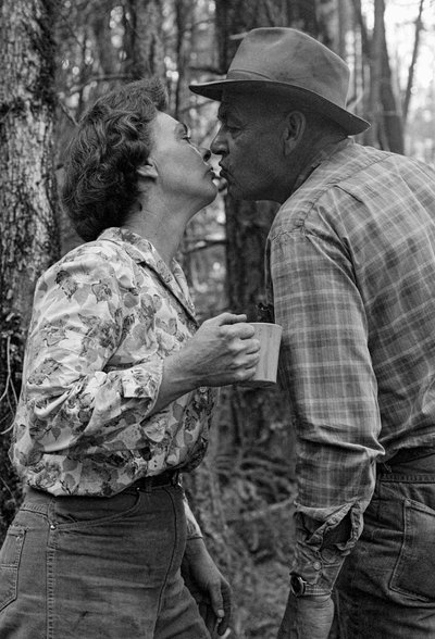 Mildred Cooper es una abuela de 43 años y camionera, besa a su marido de Ted Spiegel