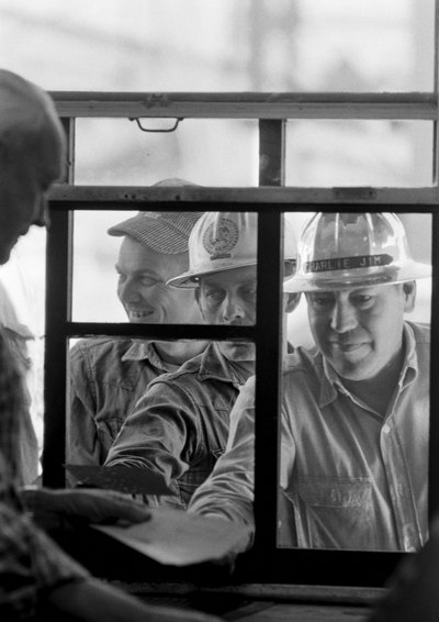Los mineros cobran su sueldo Los mineralogistas planean la excavación a cielo abierto en la mina de Morenci para... de Ted Spiegel