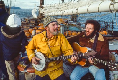 El músico y ecologista Peter Seeger toca el banjo en la cubierta del... de Ted Spiegel