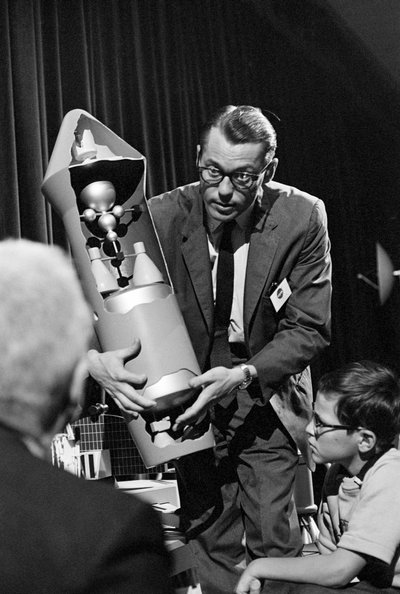 Un ingeniero de la NASA explica y muestra el mecanismo interno de un cohete en la Feria Mundial de Seattle de Ted Spiegel