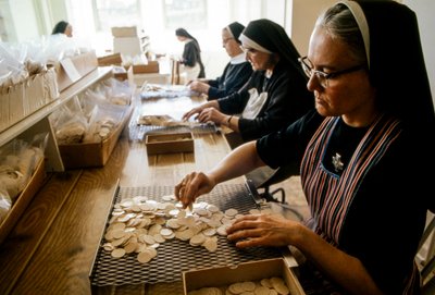 Monjas haciendo hostias de Ted Spiegel