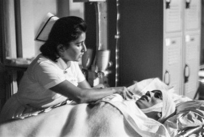 Una enfermera ayuda a un paciente en camilla tras una operación en el buque hospital SS Hope de Ted Spiegel