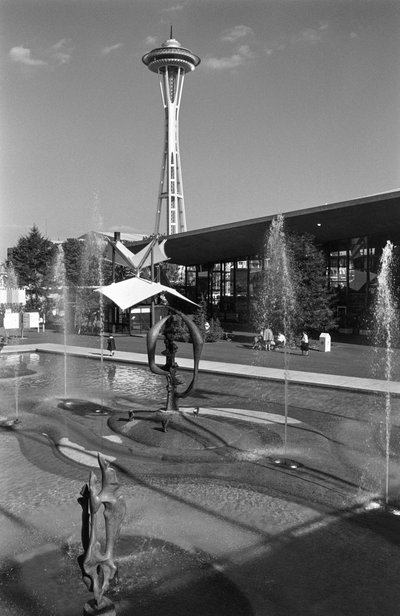 Piscina, fuente, escultura y Space Needle en la Feria Mundial de Seattle de Ted Spiegel