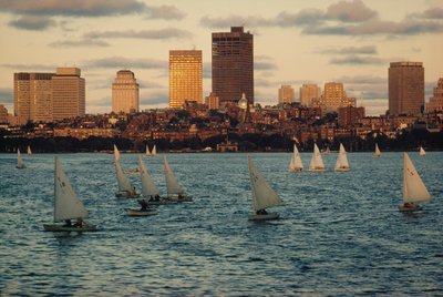 Veleros al atardecer en Charles River Basin, bajo Beacon Hill. de Ted Spiegel