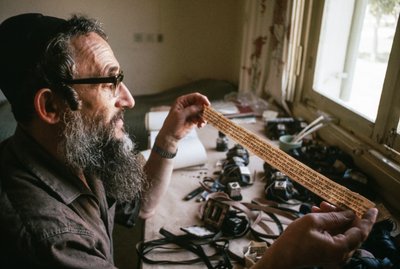 Scribe aka sofer Comprueba el contenido de un Tefillin de Ted Spiegel