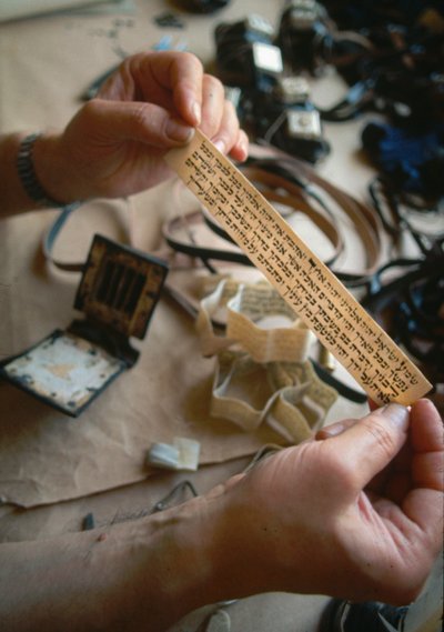 Scribe aka sofer Comprueba el contenido de un Tefillin de Ted Spiegel