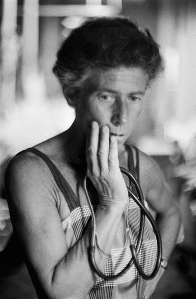 Médica estadounidense de alto rango en el buque hospital SS Hope de Ted Spiegel