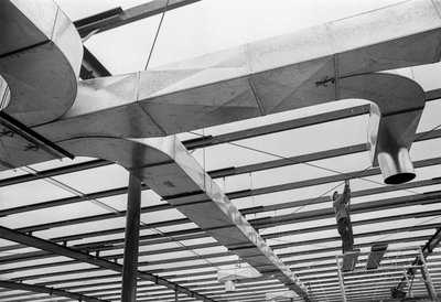 Estructura de acero y conductos de ventilación en las obras de Hanford... de Ted Spiegel