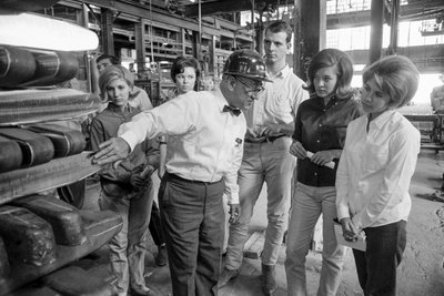 Estudiantes en una visita a la refinería de cobre de Phelps Dodge en El Paso. Procesamiento del cobre en... de Ted Spiegel