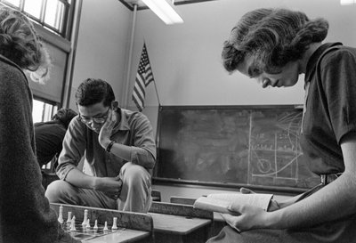 Alumnos jugando al ajedrez y leyendo en el instituto ames A. Garfield, un centro publi... de Ted Spiegel
