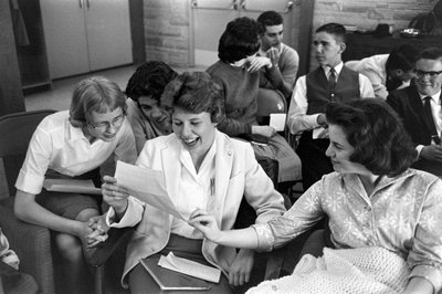 Alumnos adolescentes comparten una carta con buenas noticias en una clase de escuela dominical de Ted Spiegel