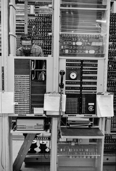 Mantenimiento de equipos telefónicos en PacTel alias Pacific Telephone en Bellingham, ... de Ted Spiegel