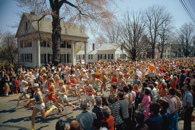 Aquí comienza la 77ª edición del Maratón de Boston. de Ted Spiegel