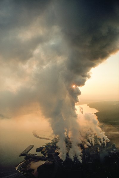 La fábrica de pasta de MacMillan Bloedel Ltd. echa humo al cielo. de Ted Spiegel
