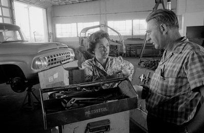 La camionera Mildred Cooper charla con un mecánico en un garaje de Ted Spiegel