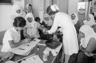Las mujeres turcas que acuden a una clínica son evaluadas por personal sanitario. de Ted Spiegel